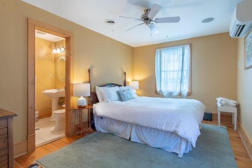 Emilyville Inn - Housity