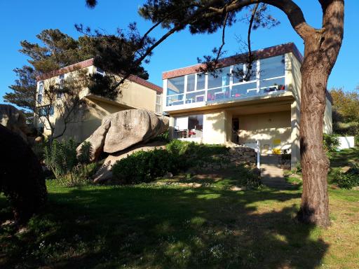 Auberge Granit Rose - Hébergement partagé en Auberge de Jeunesse - Vue sur mer - Dortoir mixte & Camping - Housity