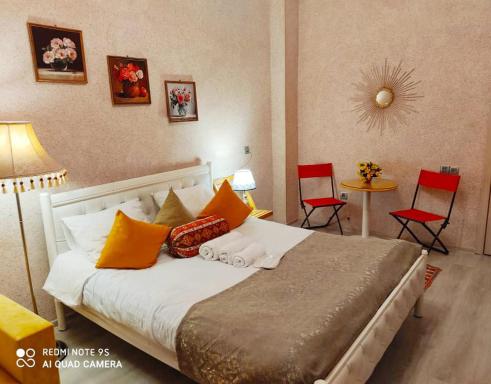 LIVE-INN CENTRAL STUDIOS in MODERN CONDO with ELEVATOR, GARDEN & AIRPORT SHUTTLE - Housity