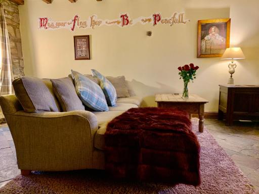Derbyshire Cottage for 4, 1 hour per day private pool use - Housity