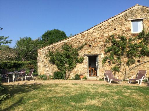 Gîte charmant avec jardin clos, proche attractions, 2 chambres, Wifi, parking, calme assuré - FR-1-426-138 - Housity