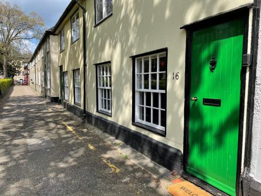 Charming Town Centre Character Cottage With Parking - Housity