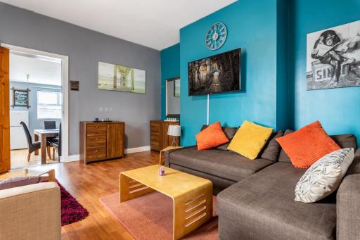 City centre super spacious apartments free parking and wi fi - Housity