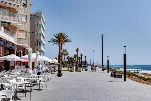 Apartments by the sea with a pool - Housity