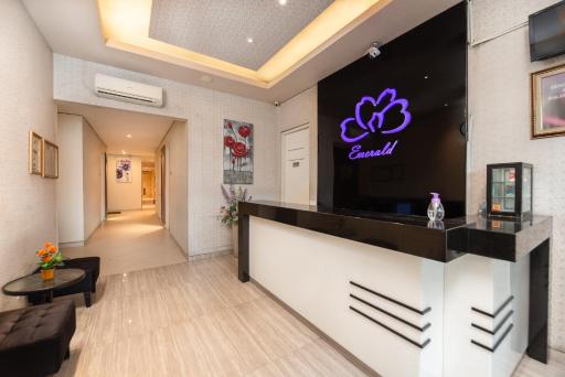 Life Emerald Hotel Surabaya - Housity
