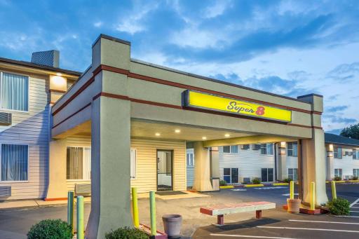 Super 8 by Wyndham North Sioux City - Housity