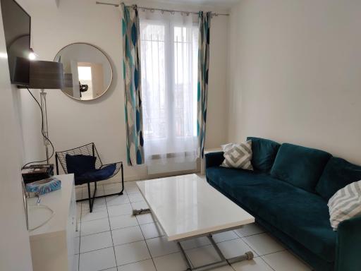 Modern 1 bedroom apartment near the metro. - Housity