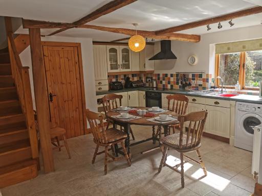 Lupin Cottage at Boningale Manor - Housity