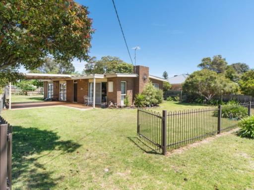 Raymond Coastal Cottage - Housity