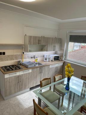 Pingvin Cukrászda Apartman felső szint - Housity