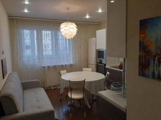 Центр 73 Семейные Апартаменты с балконом - Housity