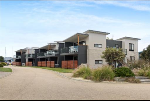 Captains Cove 1st Floor Spa Luxury Apartments - Free Netflix - Housity