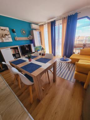 Sunny Romance - Housity