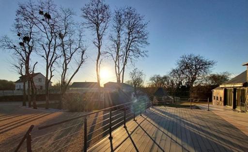 Villa de caractère, terrain clos arboré, jacuzzi - Housity