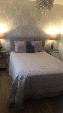 Double room with en-suite. Central for North West - Housity