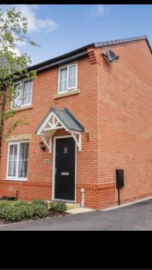 Double room with en-suite. Central for North West - Housity