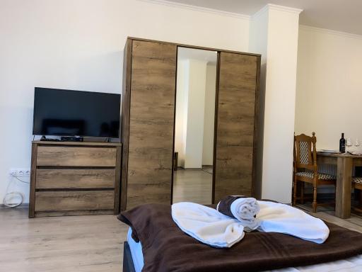 Aranykorona Apartmanház - Housity