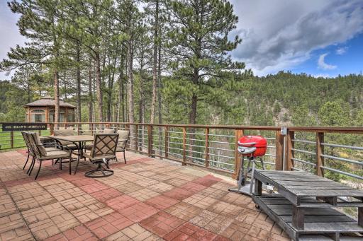 Keystone Cabin with Mount Rushmore Views - Housity