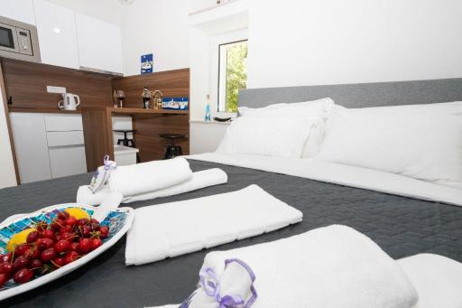 APARTMENT LORY- BRAND NEW ,ON SEA PROMENADE,BEACHFRONT,GARAGE,WiFi,TERRACE OVERLOOKING SEA - Housity