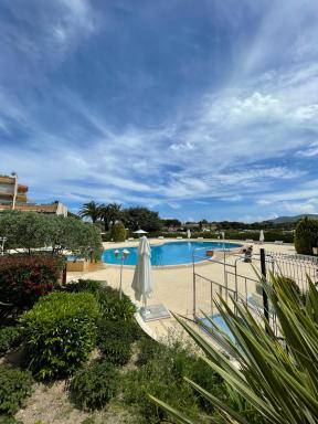 Beau studio dans résidence avec piscine et vue sur la ville - 5min des plages - Housity