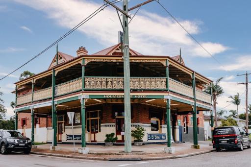 Holmesville Hotel - Housity
