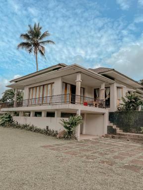 Villa Vidor by Villa Gue Aja - Housity