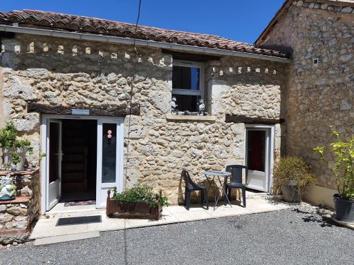 gîte en pierre le paradis jacuzzi piscine Périgord pourpre 9km de bergerac - Housity