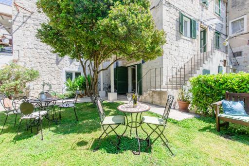 JeS Old Town Luxury Rooms - Housity