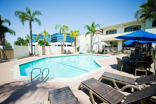 Hotel d'Lins Ontario Airport - Housity