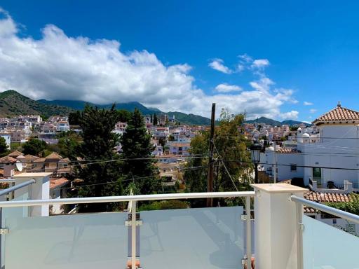 Superior family town centre villa close to beach in peaceful residential zone - Housity