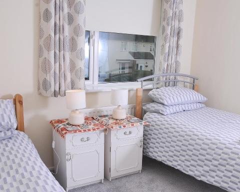 5 Beds and sofabed-3 bdrm-2WC-2shwr-2 car off-road - Housity