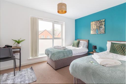 Liberty House - Perfect for Contractors - 2 Off-Road Parking Spaces - Housity