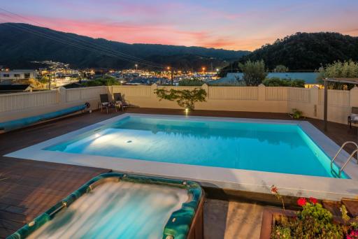 Fabulous Apartment with Private Spa Pool & Gym - Housity