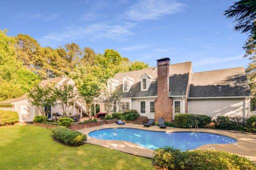 Gorgeous 5 Bedroom Mansion, POOL Sleeps 11 - Housity