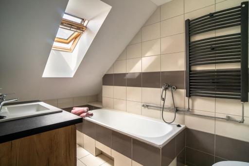 SUNNY GLOW Studio LOQUS - Housity