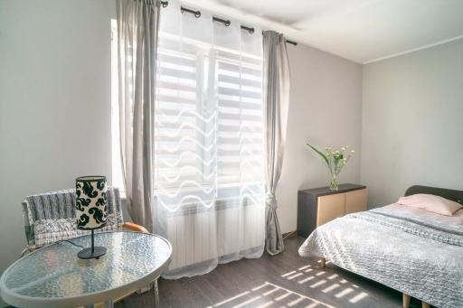SUNNY GLOW Studio LOQUS - Housity