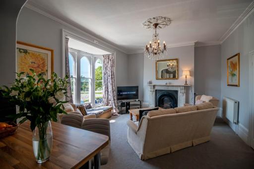 Grand 2 bed Georgian apartment at Florence House with king bed, in the heart of Herne Bay & 300m from beach - Housity