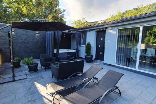 Beautiful house with large terrace and jacuzzi - Housity