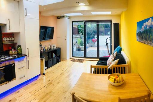 Fabulous 2 Bed Flat next to Westfield - Housity