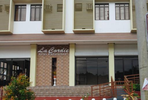 RedDoorz Plus Near McArthur Park Tacloban - Housity