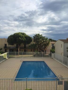 Appartement très proche naturiste, chic, piscine - Housity