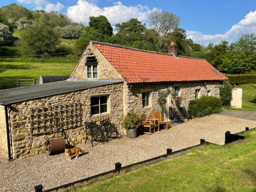 Mill Cottage with waterfall in North Yorkshire - Housity