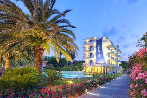 Hotel Jerry - Beachfront & Private Pool - Housity