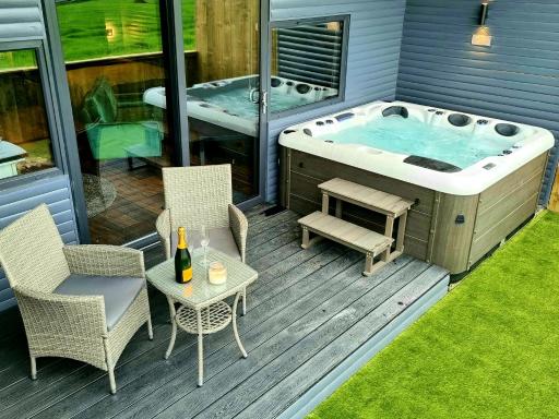 Yaseva Lodge, Stylish Country Retreat for 2, Hot Tub, Exceptional Views! - Housity