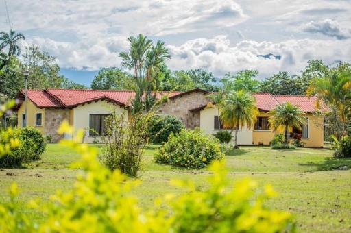 Linda casa de verano con amplias zonas verdes - Housity