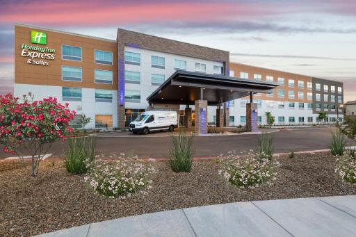 Holiday Inn Express & Suites - Phoenix - Airport North, an IHG Hotel - Housity
