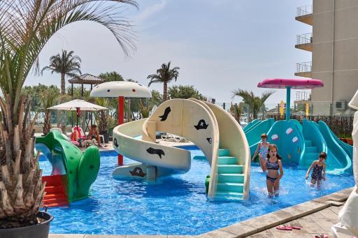 Sunset by the Sea Apartment - SPA Pools Resort - Housity