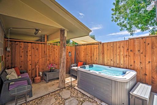 Quaint Garden City Studio with Hot Tub Pets Welcome - Housity