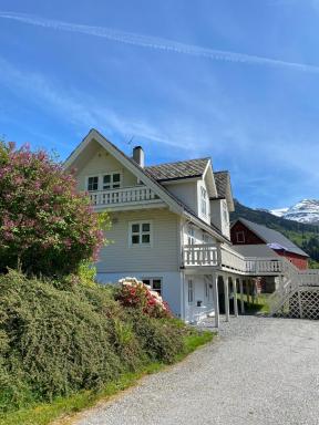 The house of Mattis in beautiful Innvik - Housity