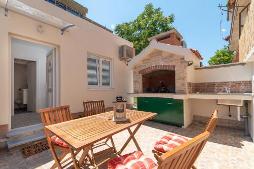 Small private house with a terrace in Trogir - Housity